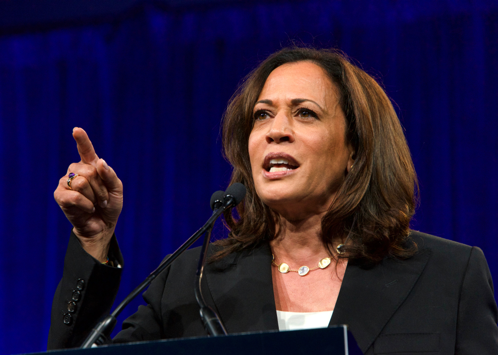 Kamala Harris : Une Présidente en Problèmes, Déjà Désastreuse à l’Avant-Garde