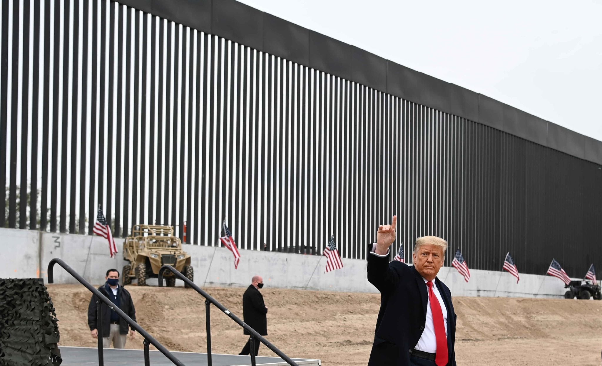 Trump ordonne de peindre le mur frontalier en noir pour repousser les immigrants