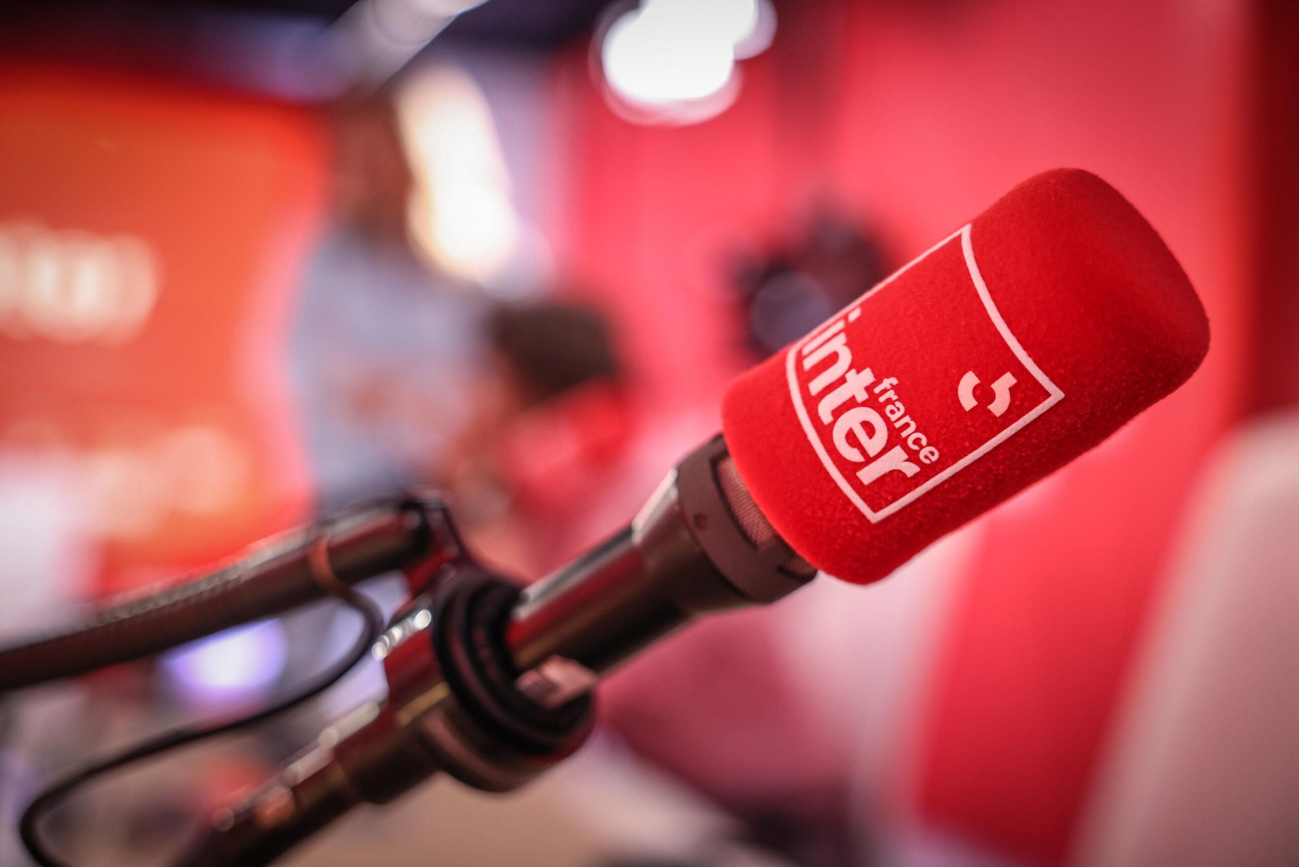 La radio française en proie aux turbulences : France Inter décline, Europe 1 monte et Radio Nova croît